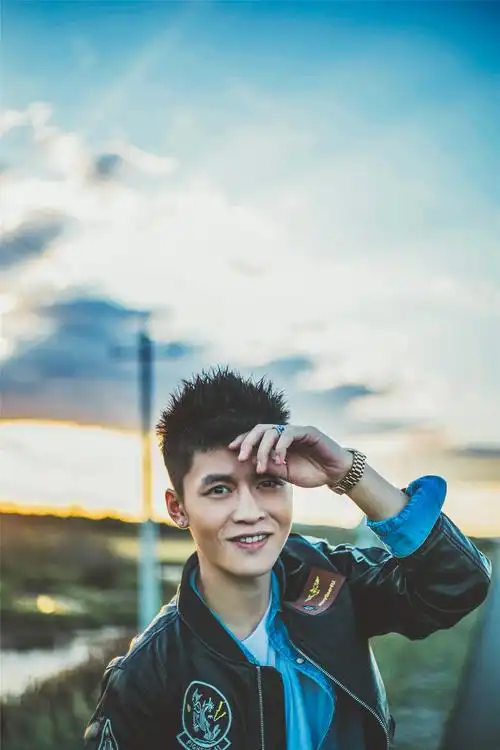 p>宁桓宇,1993年9月11日出生于贵州省铜仁市,中国内地流行乐男歌手