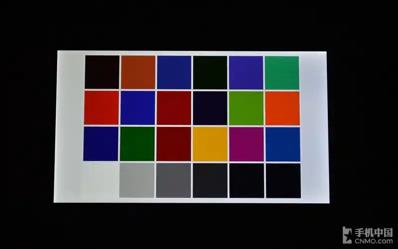 我们采用专业测试屏幕色域的图片,该图片有24个不同颜色的色块组成