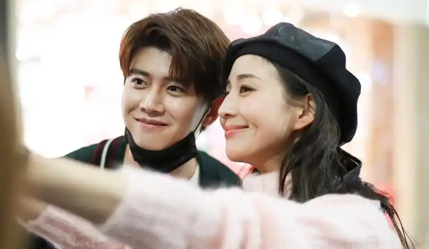 任嘉伦的老婆和宝宝的图片