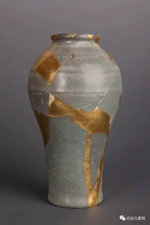 南宋郊坛下窑丰肩梅瓶南宋(1127—1179)口径:6    厘米足径:7    厘米