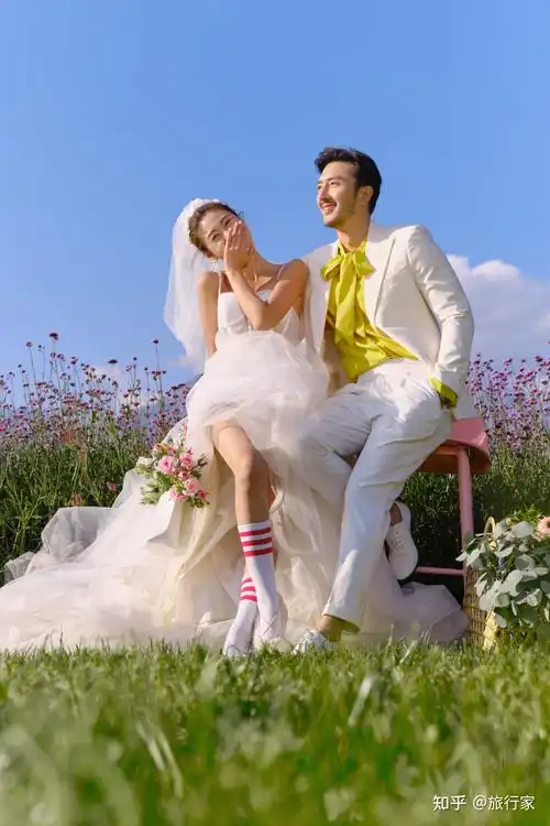 1,森系婚纱照造型①服装搭配:清新森系婚纱照服装首选当然是万能的