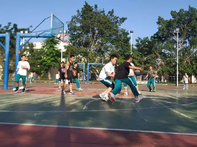 学生体育课上的篮球比赛,挥洒汗水,迸发激情,活力无限