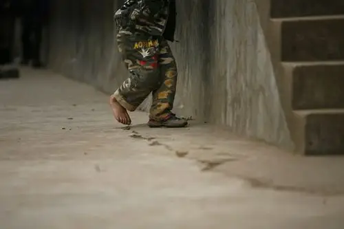 孩子光脚做游戏.