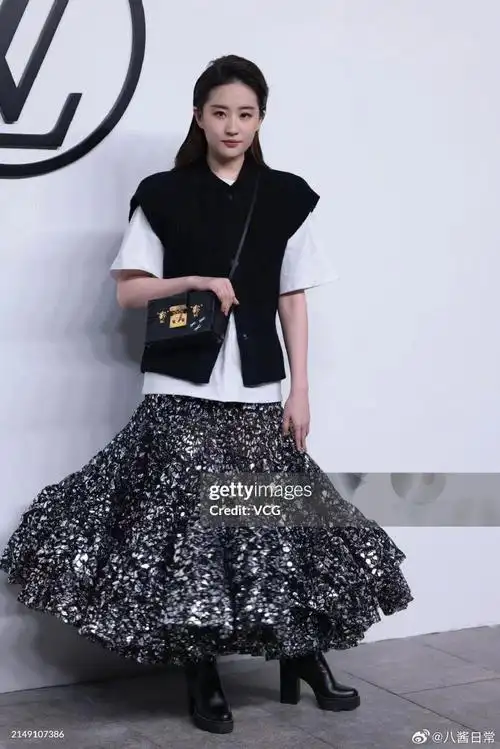 王嘉尔,徐明浩    #刘亦菲裙子好像钢丝球##amber断眉##宋茜g社生图