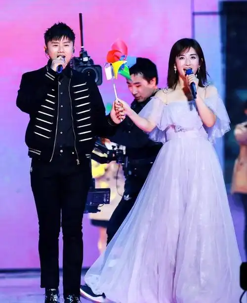 歌手张杰在最近一次采访中,首次公开谈及与妻子谢娜之间的恋爱经历