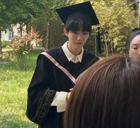 王俊凯回北电拍毕业照,被抓拍下穿学士服模样,生图颜值过分了!