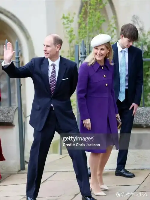 大家看看英王室成员的身高:[嘻嘻]  伊丽莎白女王163cm, 菲利普亲王