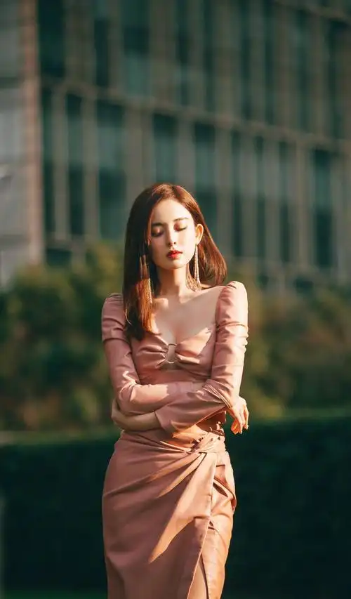 古力娜扎时尚大片来袭粉色皮裙造型曝光这身材我酸了