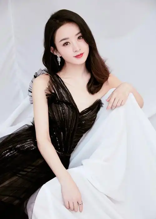 从女孩到母亲,赵丽颖的气质的确发生了不小的变化