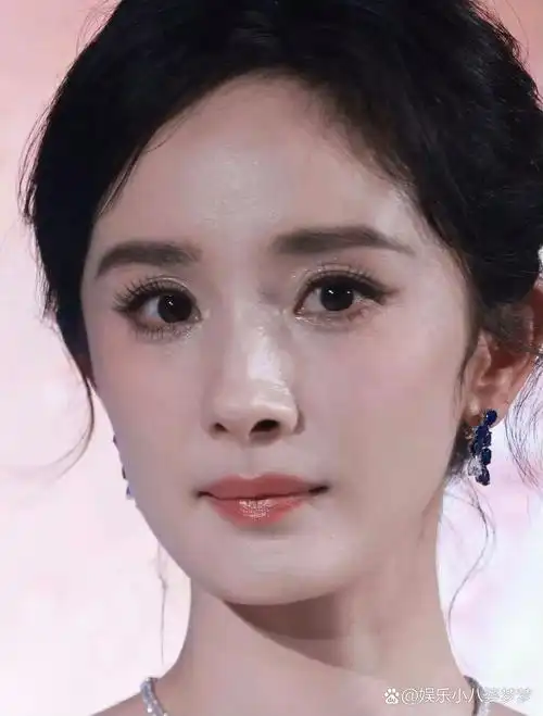 杨幂高清无修状态,这图都生到能看见毛孔了,她已经快40了啊,这状态好