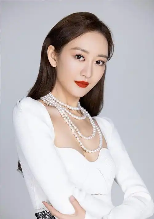 王鸥一袭白色礼服亮相戴珍珠项链高贵优雅红唇魅惑又迷人