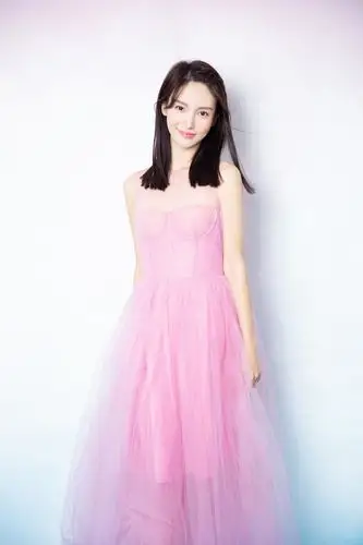 金晨都29岁了,可换上桃红色轻纱裙配及肩长发,依旧甜美似少女