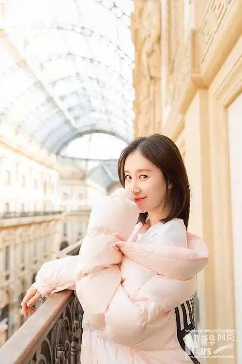 首场bvlgari静态展,舒畅以一袭白色西装亮相.