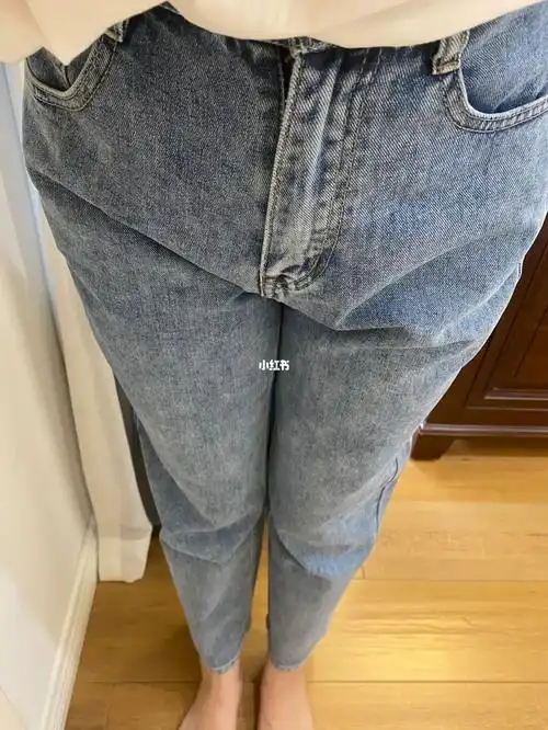 说是直筒裤但更像萝卜裤,而且非常显三角区,退退退!