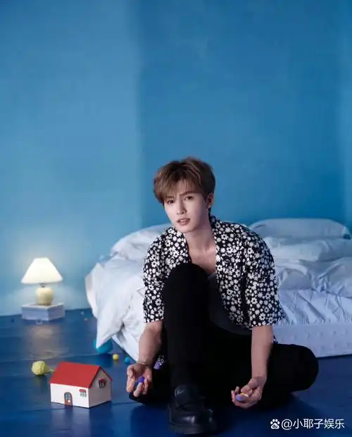 看看朱正廷这组照片,休闲穿搭超有型,或躺或站氛围感拉满,这颜值谁能