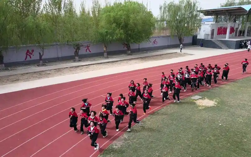 无人机拍拍学生上体育课,跟着在操场跑两圈,少年强则中国强