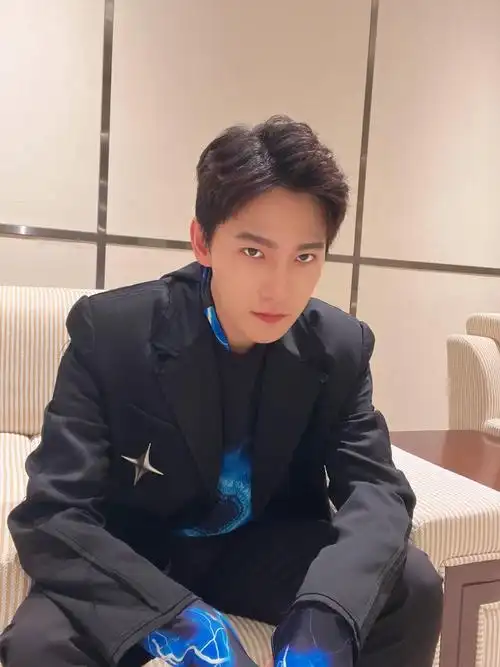 杨洋2021年媒体眼中最有好感的艺人!|杨洋|好感|艺人_新浪新闻