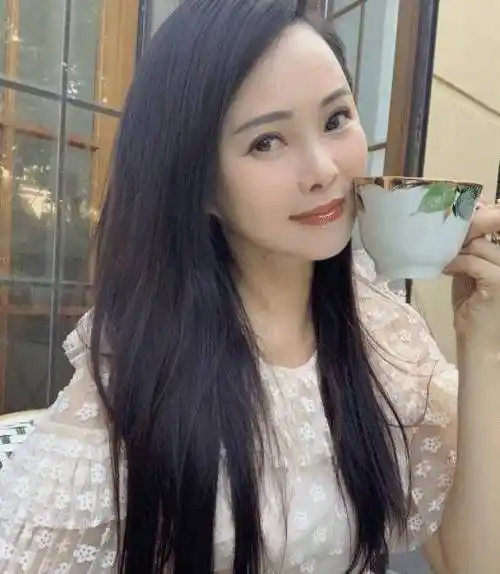 伊能静为了和老公多一些相聚时间,同时也为了女儿小米粒上学,全家搬到