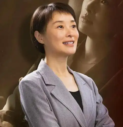 最近《县委大院》热播,女演员吴越因饰演性格鲜明的县长艾鲜枝再次