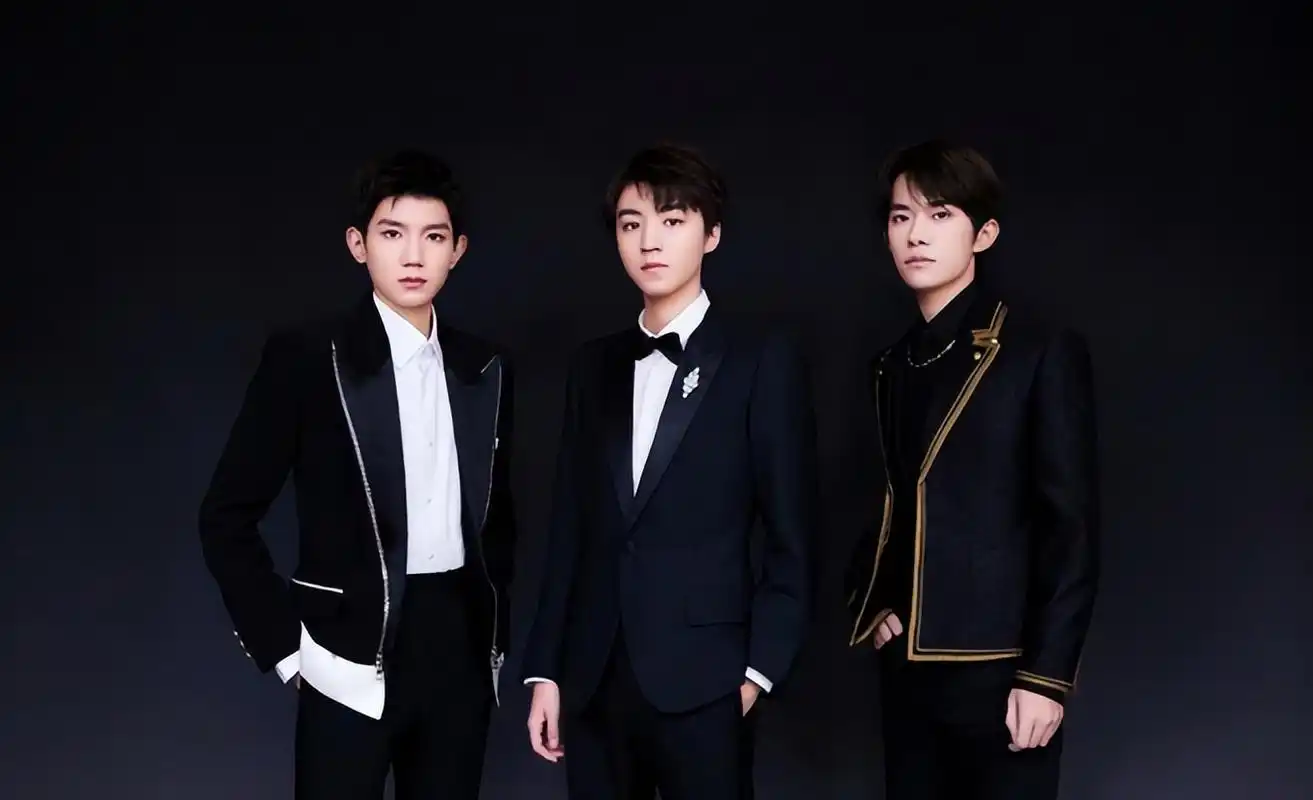 tfboys排练花絮照曝光,三个人坐在一起练唱,为演唱做最后的努力