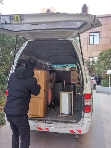 福田风景高顶面包车出租搬家拉货风雨无阻无阻