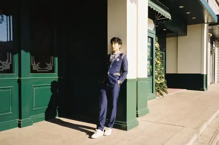 郝富申沐浴阳光变"闪光少年"学院风穿搭洋溢青春气息_凤凰网娱乐_凤凰