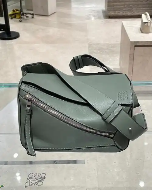 loewepuzzle男士斜挎包来啦