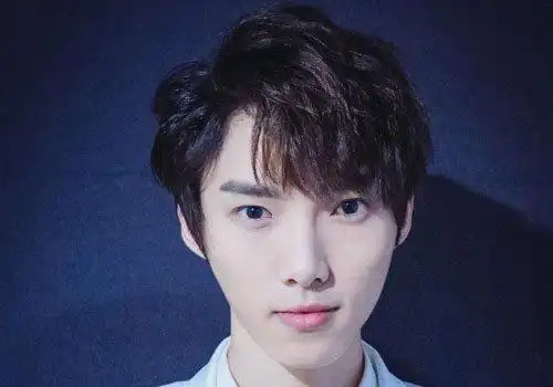 男生倒三角脸型适合什么发型自然烫发比雕纹更显脸型棱角3