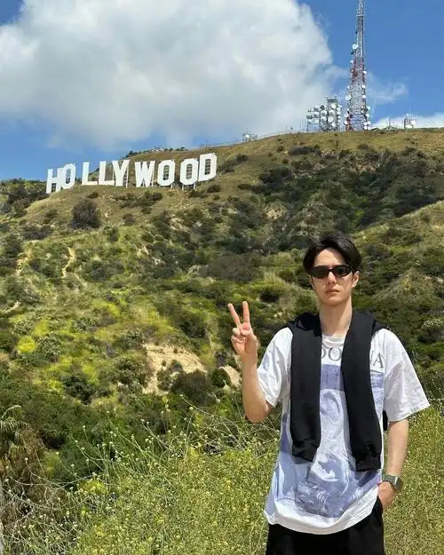 王一博墨镜比耶随拍,有种严肃的可爱 小王到此一游打卡_高清图集_新浪