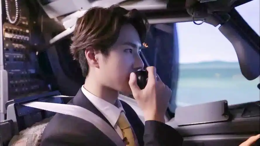 uniq王一博# #全能新人王一博# 帅气的机长可否带上我!