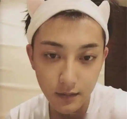 黄子韬其实是个挺没有偶像包袱的男明星,因为他经常素颜就出镜了,不论