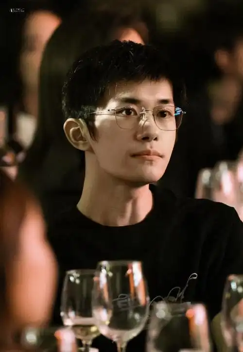 易烊千玺以评委身份出席first影展晚宴,低调短发配细边眼镜,好沉稳的