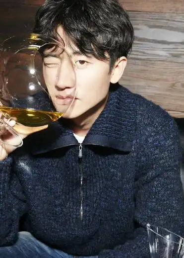 走进黄轩生活中的家,室内用烛光照明,有点昏暗但充满浪漫气息