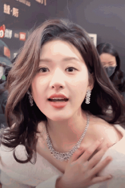 赵露思贴脸杀#被赵露思怼脸美颜暴击了,笑得好甜,短发也是这么好看!