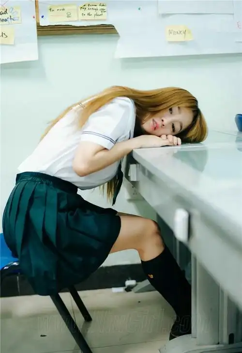 清纯学生妹王语纯教室校服清新图片下载