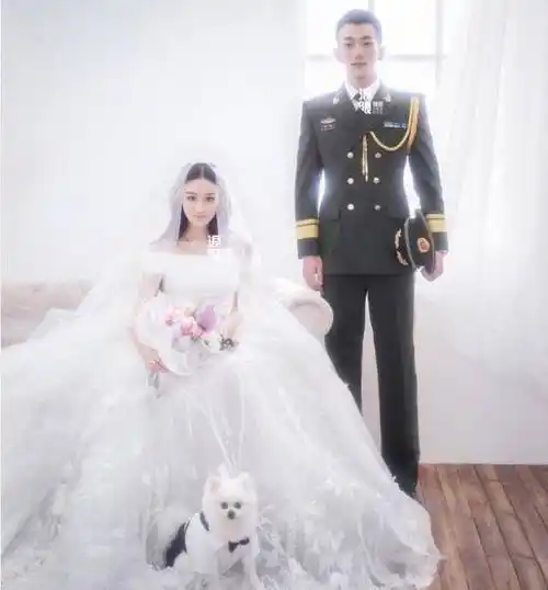 就在张馨予宣布自己结婚后,网上也爆出了一组张馨予的婚纱照,张馨予身