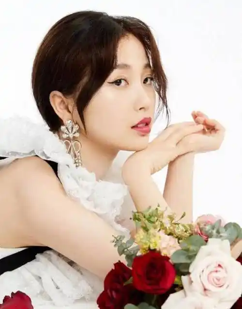 原创刘雨昕的裸眼妆虞书欣的上扬眼线都敌不过赵小棠的蓝色眼影