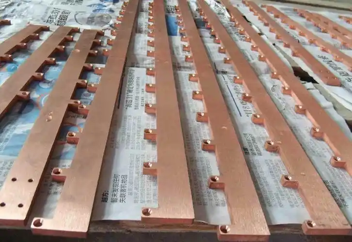 零线,地线都会用到铜排),在电柜上较大电流的一次元器件的连接都是用
