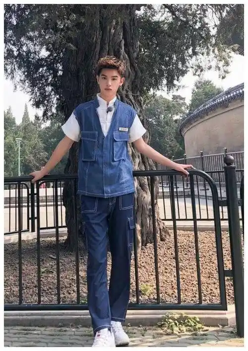 原创黄明昊鞋子也太潮了吧像涂了3层迪奥999还意外显身高