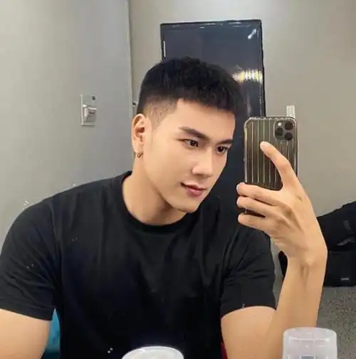 三款好看到爆的男生寸头发型