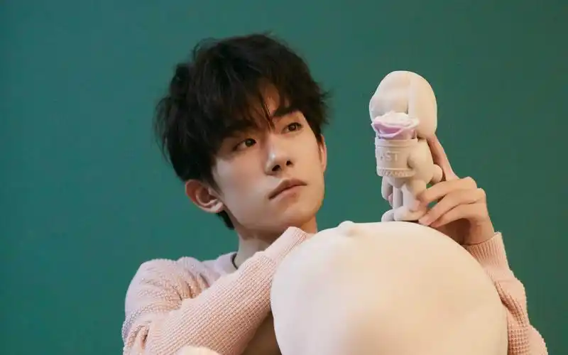 易烊千玺帅气侧拍高清电脑壁纸,大陆明星,高清,帅气,易烊千玺,小鲜肉