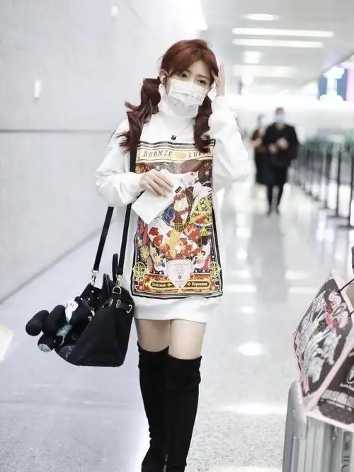 赖美云活泼可爱浅紫色上衣配格纹裙用印花穿出元气满满