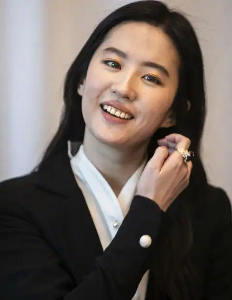 刘亦菲活动生图曝光脸部发腮明显鹅蛋脸变大长脸被吐槽像男人