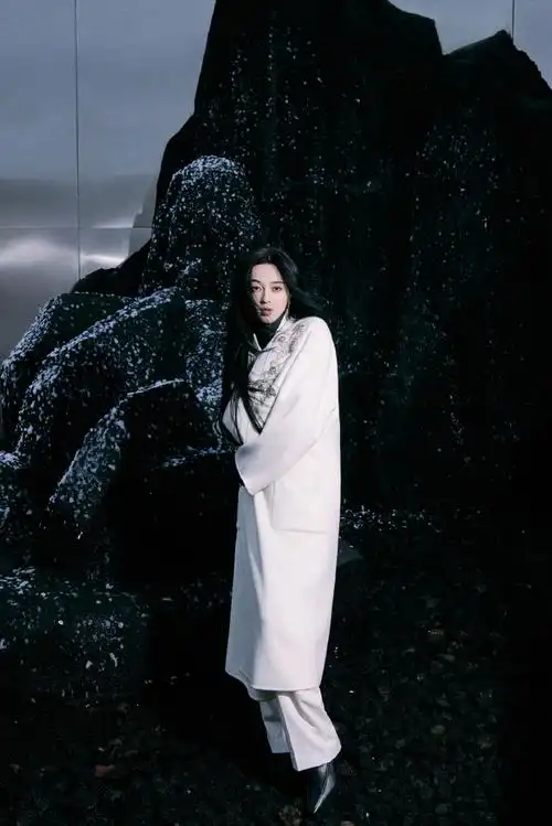 bazaar#眸光流转间,塞尔维亚版《时尚芭莎》封面人物@范冰冰,将美的