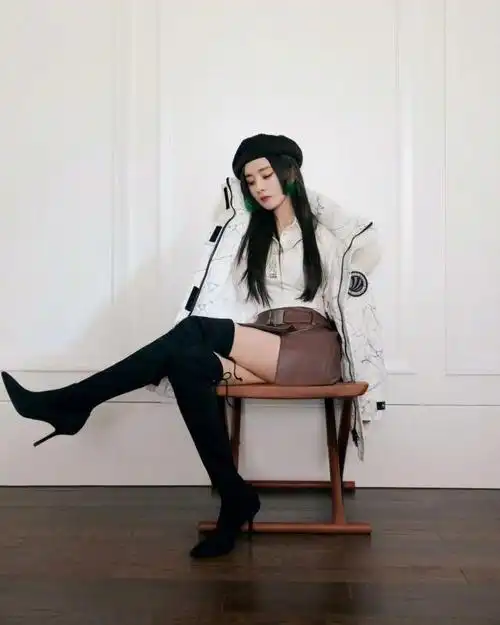 杨幂穿白色oversize外搭搭配黑色高筒靴显瘦还显高