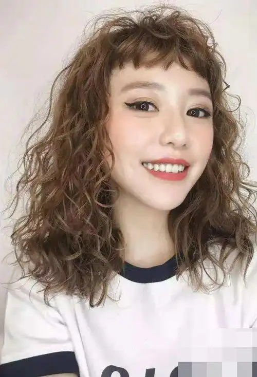 女版弹力十足泡面卷这么潮 尽显女生气质的泡面卷发 - 卷发发型