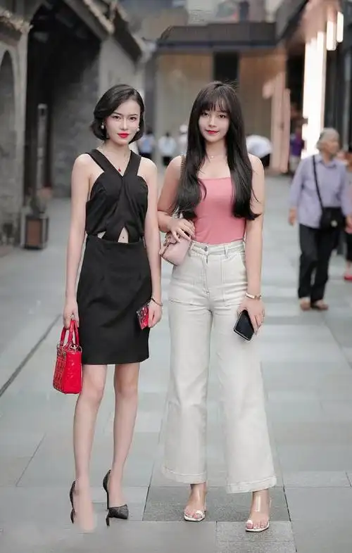 路人街拍美女穿时髦的浅灰色连衣裙休闲又不失女人味