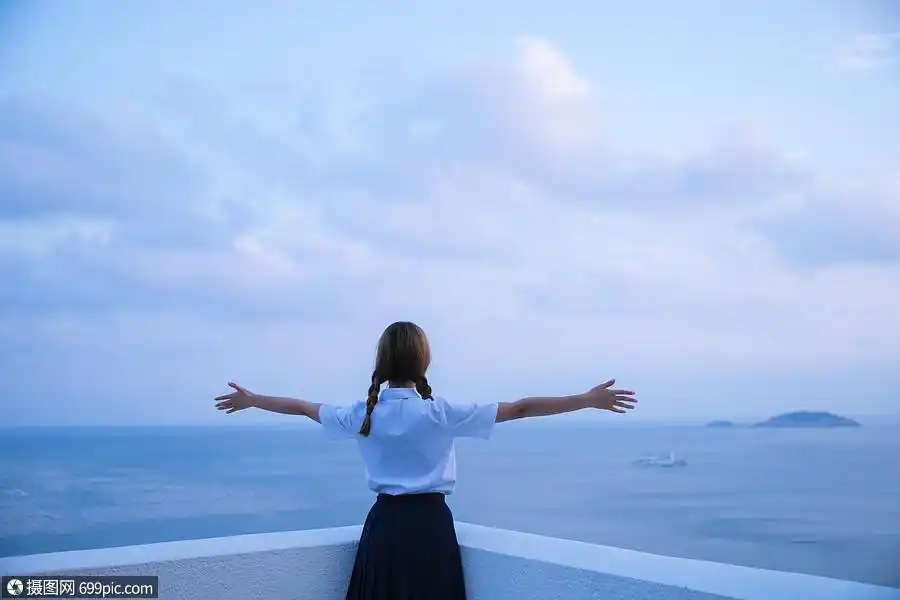 夏日海边黄昏女孩背影美女日系