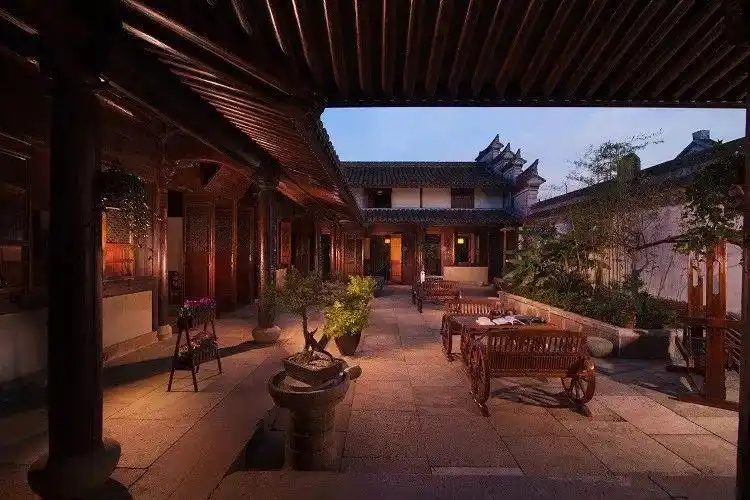 极简的白墙黛瓦让十七房开元观堂看起来十分特别一期建筑为明清古建筑