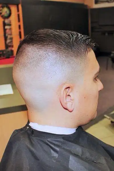 这种情况下,一般周边的头发不建议留得太长,周边头发一长,显得头顶的